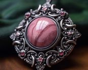 Rodonit: Kamień Szlachetny -Ukojenie i pocieszenie Rhodonite