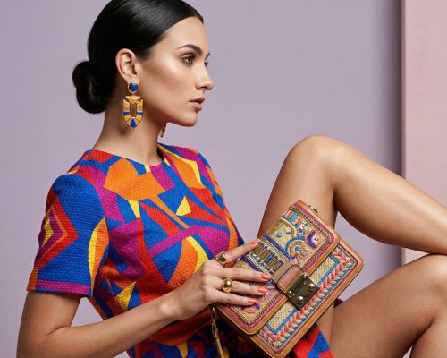 Stylizacja do krótkiej sukni mini: Jakie dodatki wybrać do nowoczesnego looku?