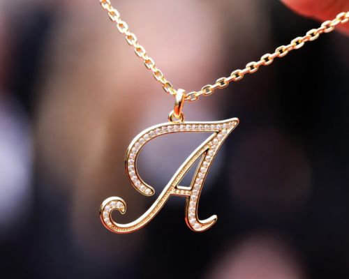 Złoty naszyjnik celebrytka z literką – personalizacja biżuterii krok po kroku