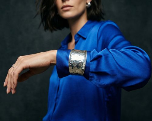 Długi rękaw a biżuteria: O czym musisz pamiętać, wybierając bransoletkę?