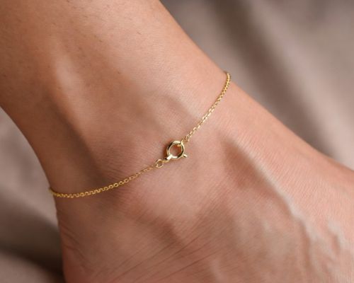 Złota bransoletka na stopę 18K – jak nosić ją stylowo i nie popełnić błędów