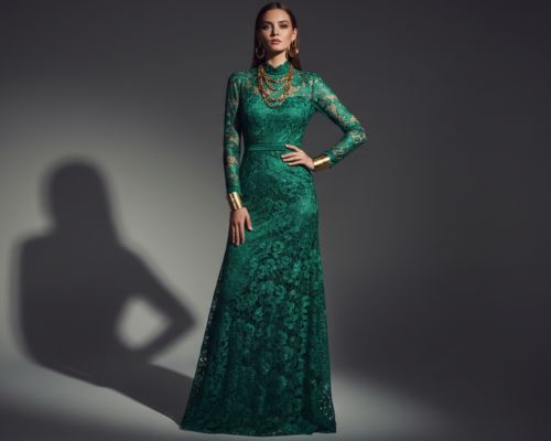 Biżuteria do sukni z koronki: Jak zachować balans między bogactwem wzoru a dodatkami?