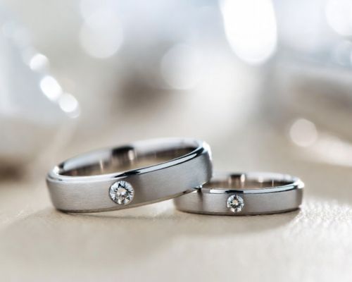 Matowe obrączki ślubne z diamentem – zalety, wady i dla kogo to najlepszy wybór