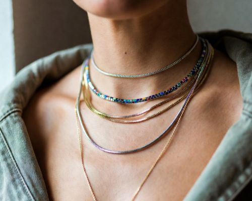 Celebrytka – Skąd Wzięła Się Moda Na Te Naszyjniki i Jak Je Nosić?