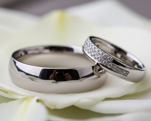 Obrączki Platynowe - Czy Warto Wybrać Platynę? Analiza Kosztów i Korzyści