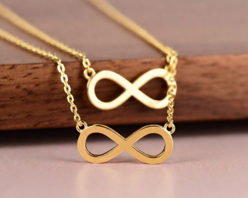 Znaczenie symbolu nieskończoności w złotych naszyjnikach – komu i na jaką okazję pasuje?