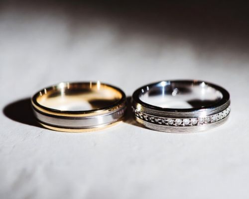 Ślubne dylematy: Czy obrączki męża i żony muszą być identyczne?