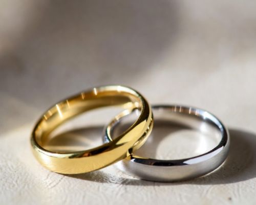 Jak wybrać obrączki soczewkowe: Materiał, rozmiar i komfort noszenia