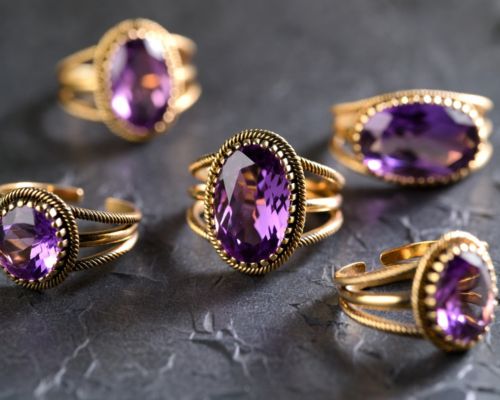 Pierścionki vintage ze złota i ametystu – jak odróżnić styl od imitacji