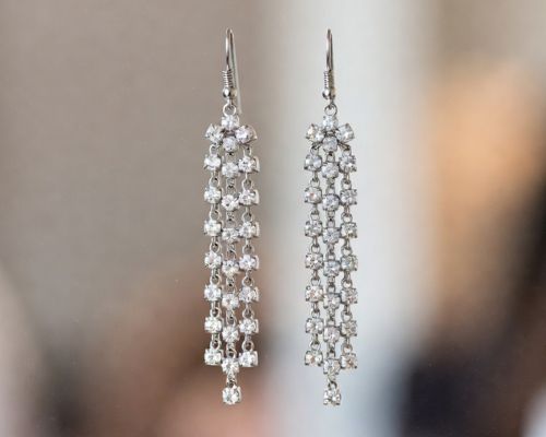 Długie kolczyki ślubne z kryształami – jak dopasować je do sukni i fryzury