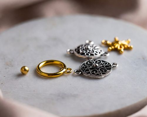 Jak dobrać złoty charms do bransoletki Pandora, żeby nie wyglądał przypadkowo