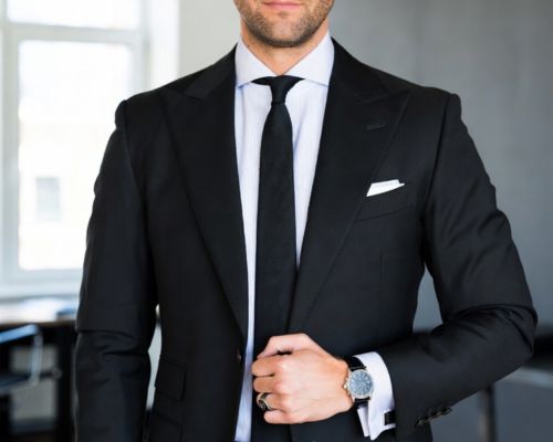 Elegancki mężczyzna w biurze: Jaką biżuterię męską wypada nosić do pracy?