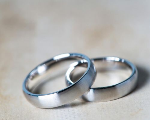 Obrączki Soczewkowe Platyna: Ekskluzywny Komfort i Czystość Materiału