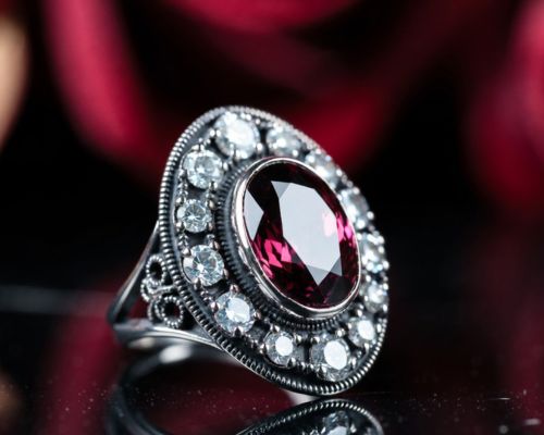 Pierścionek Koktajlowy z Granatem – Jak Nosić Wyrazistą Biżuterię Bez Przesady