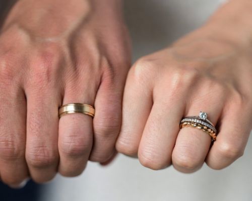Dwie Różne Obrączki dla Pary: Kompromis czy Najlepsza Decyzja?