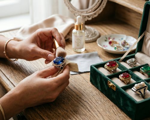 Jak Dbać o Masywną Biżuterię? Pielęgnacja i Przechowywanie Pierścionków Koktajlowych.