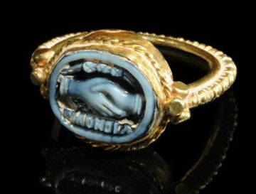 Złoty pierścionek zaręczynowy z kameą rytą w agacie. Rzym, II-III w.n.e.