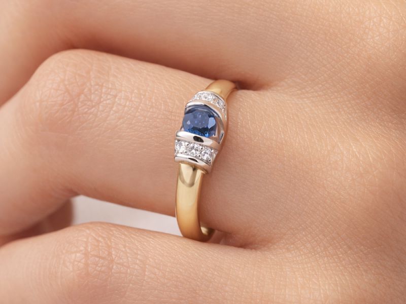 Złoty pierścionek z szafirem i brylantami - 435skW_pro - 3