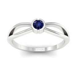Złoty pierścionek z szafirem w białym złocie olśniewa - p16016bsz