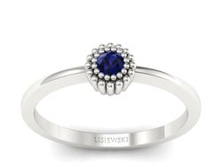 Złoty pierścionek z szafirem w białym złocie - p16167bsz