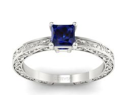 Delikatny złoty pierścionek z szafirem w białym złocie - p16275bsz